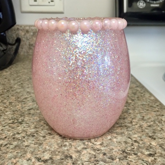 Check out her closet! - Picture 6 of 9